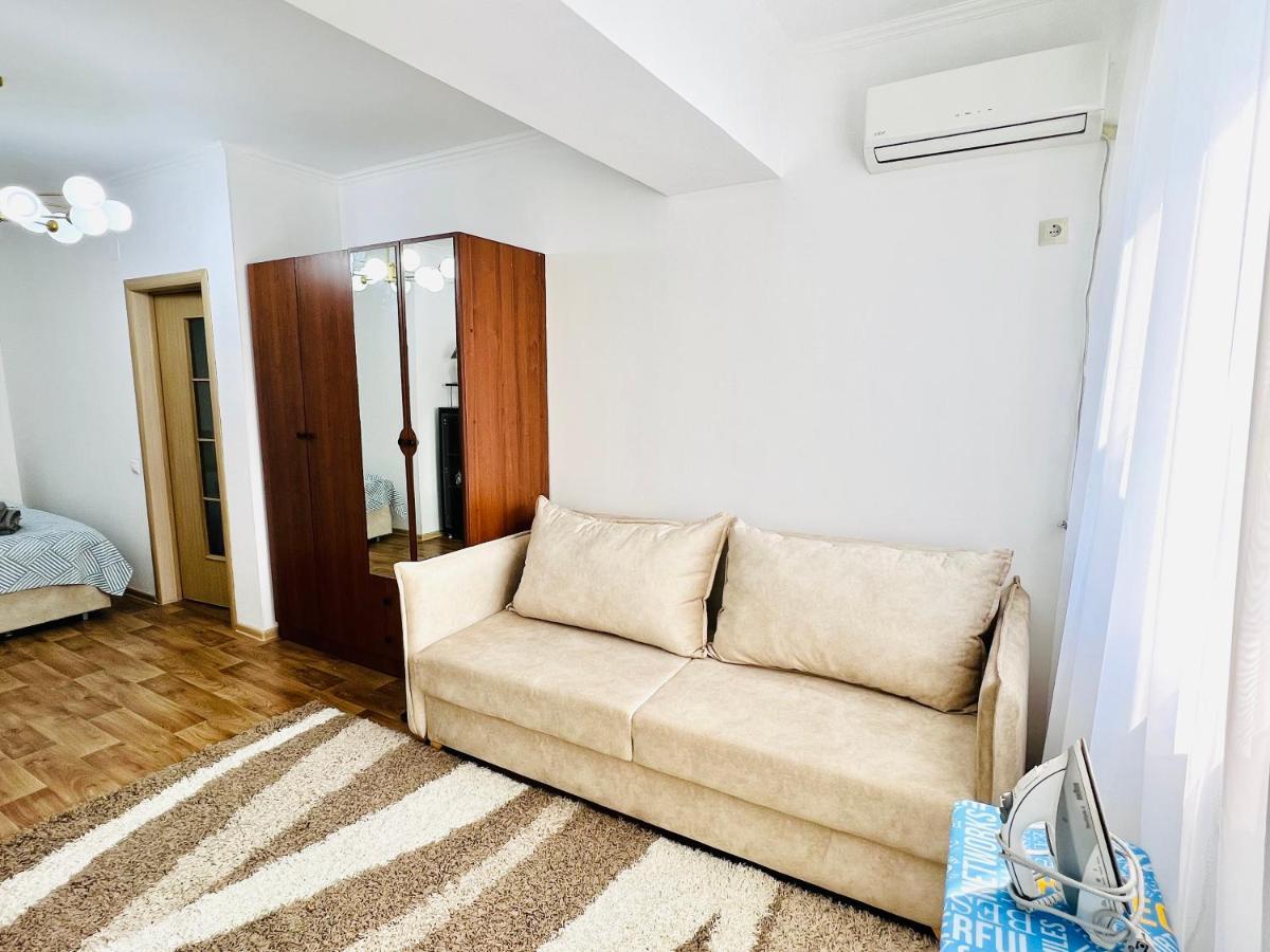 Evita Apartment Bishkek Exteriör bild