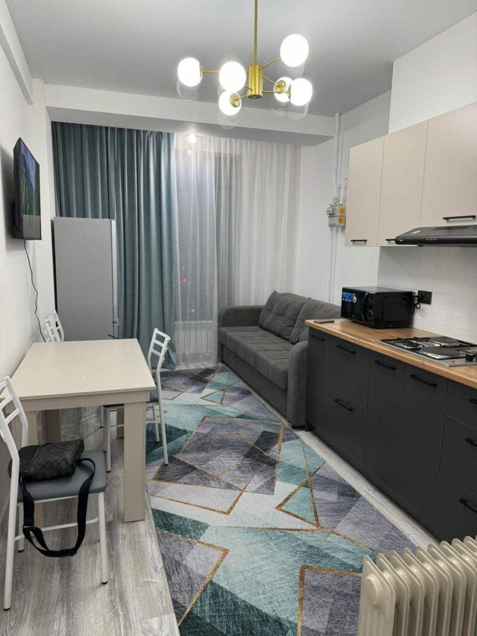Evita Apartment Bishkek Exteriör bild